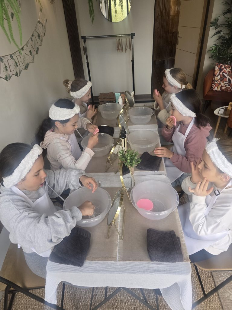 Atelier de création cosmétique pour anniversaire enfant à Mauguio